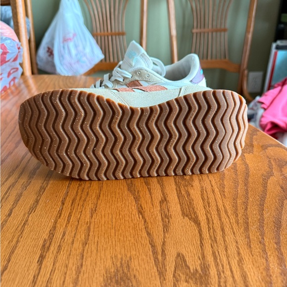 New Balance White and Tan Sneakers with Blue Accents - Picture 2 of 3